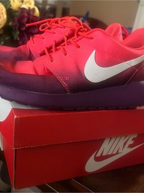 women's Nike Rosche Run  size 8.5